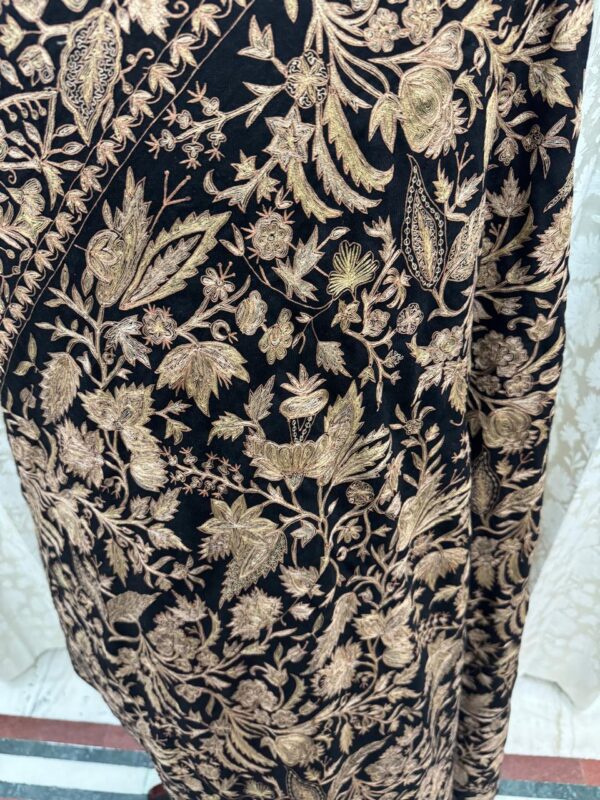Handcrafted Black Papier Mâché Jamawar Pure Pashmina Shawl – Soft, Warm & Floral Elegance - Image 4